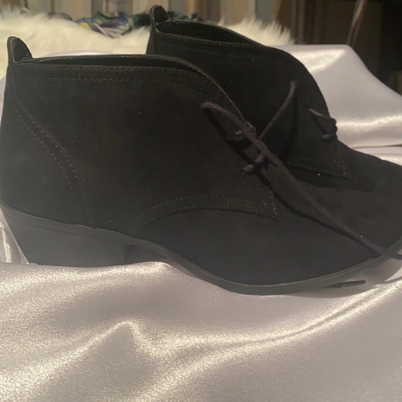 Shoes - Women’s size 7 1/2 black ankle boot